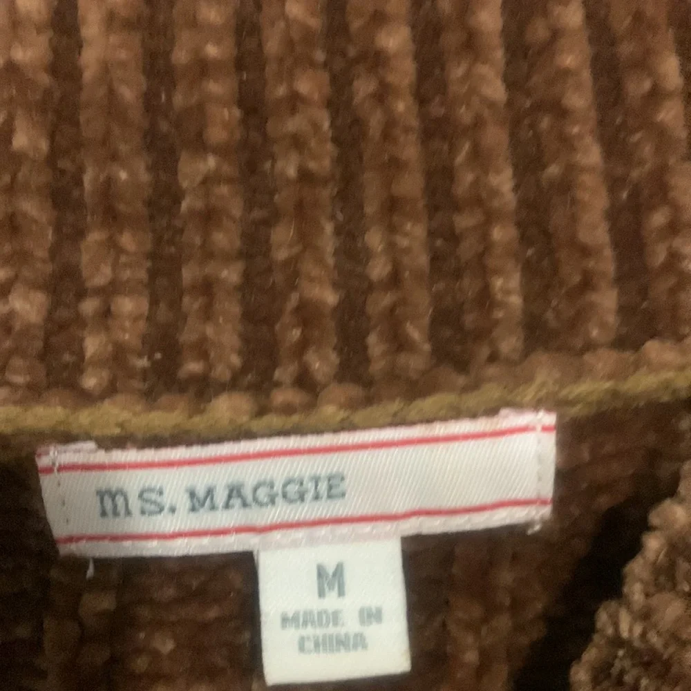 Extra Soft Cropped Sweater, Size Medium. - Picture 3 of 4